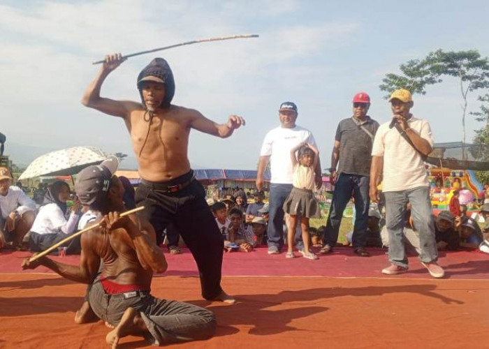 Selamatan Desa Tumpeng Dimeriahkan Ritual Ojung di Lapangan Iptu Jam’ari Lumajang