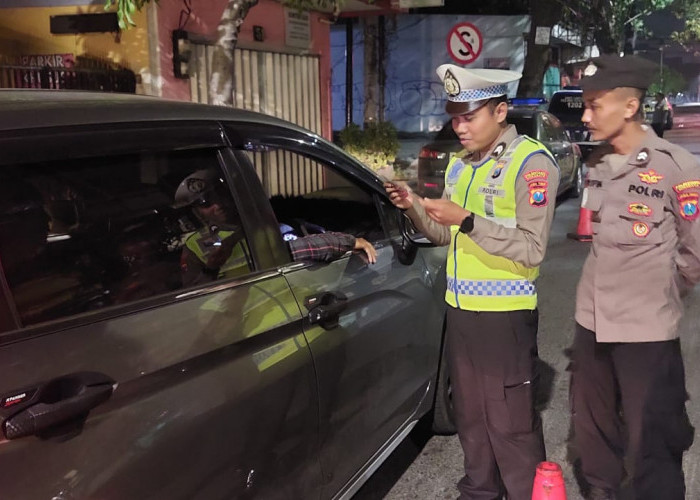 Polsek Sawahan Patroli Gabungan Rayon 2, Tilang 5 Pelanggar Lalu Lintas