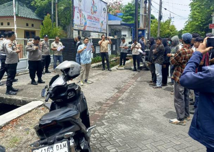 Polsek Gayungan Siaga di DPMD Jatim Kawal Aksi KAWAL Anti Korupsi Surabaya