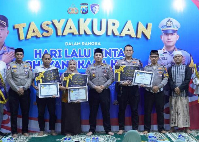 Satlantas Polres Gresik Beri Penghargaan Anggota Berprestasi di HUT Ke-70 Lalu Lintas