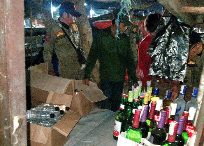 Razia Gabungan di Pasuruan, 159 Botol Miras serta Pasangan Tanpa Identitas Diamankan