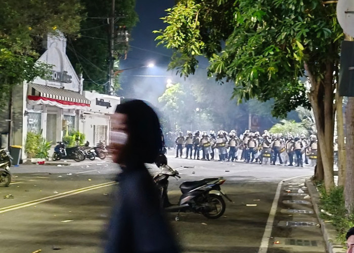 Polisi Tembakkan Gas Air Mata, Massa Anarkis di Grahadi Surabaya Dipukul Mundur