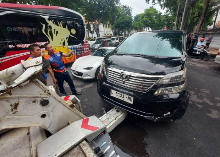 Kecelakaan Beruntun Enam Kendaraan di Jalan Darmo, Vellfire Terguling