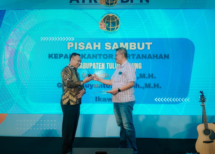 Pisah Sambut Kepala Kantah ATR/BPN Tulungagung, Ferry Saragih saat Buka Acara Pakai Handy Talky   