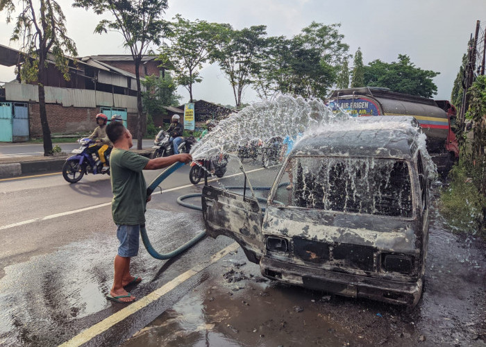 Mobil Suzuki Carry Terbakar, Pengemudi Hilang Misterius