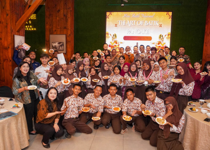 Peringati Hari Batik, Mercure Surabaya Grand Mirama Gelar Kanvas Pancake Bersama Siswa SMALB Karya Mulia