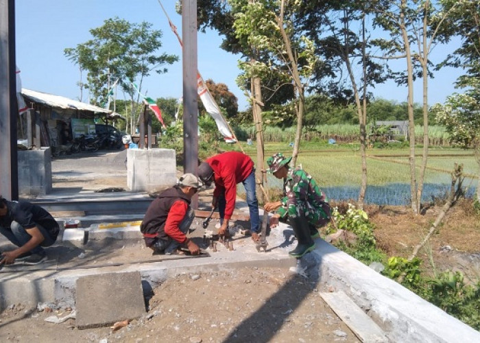 Babinsa Kebonagung Bersama Warga Laksanakan Pemasangan Besi Pylon Jembatan Perintis Garuda