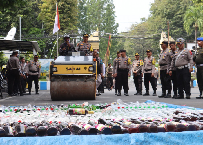 Jelang Nataru, Polres Lumajang Musnahkan Ribuan Miras dan Knalpot Brong