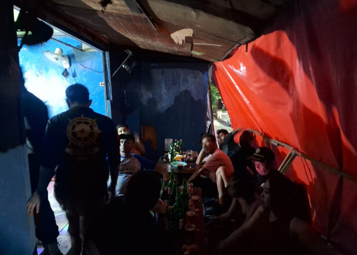 Toko Miras Disegel dan Warung Remang-Remang Kalimas Baru Digerebek, Puluhan Botol Disita Petugas