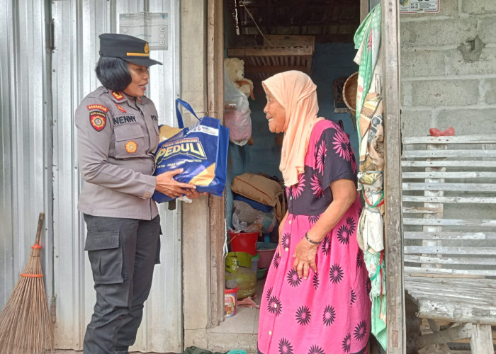 Polres Tulungagung Peduli, Berbagi Paket Sembako untuk Warga Karangrejo