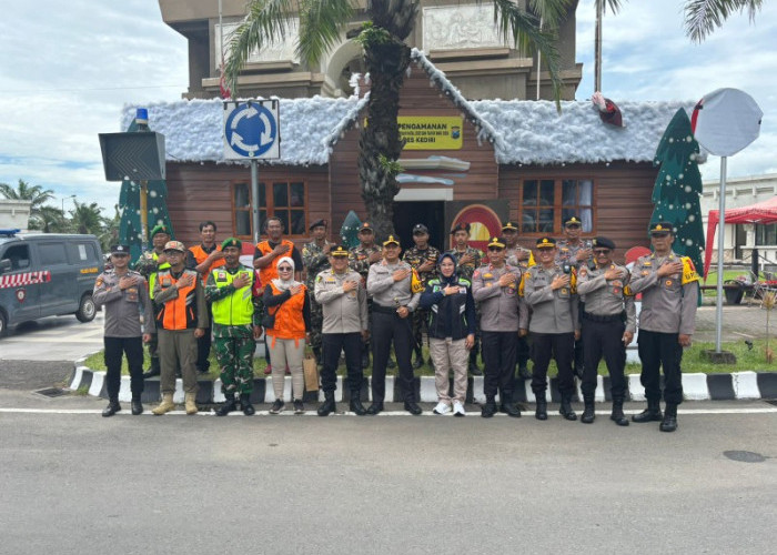 Kapolres Kediri Tinjau Kamseltibcarlantas di Jalur Perbatasan Pastikan Pengamanan Nataru Lancar