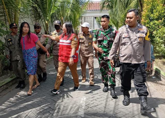 Bhabinkamtibmas, Babinsa, dan Perangkat Kelurahan Bersinergi Evakuasi Warga Gangguan Jiwa