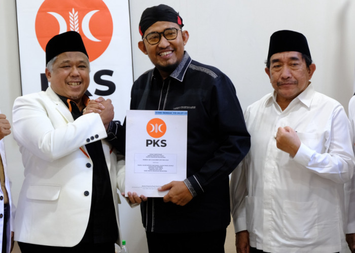 PKS Jatim Serahkan SK untuk Hari Wuryanto dan Ahmad Fauzi Maju Pilkada 