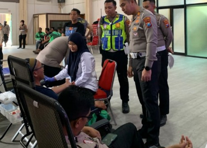 HUT Lantas, Polres Lamongan Gelar Donor Darah Ojol dan Opang