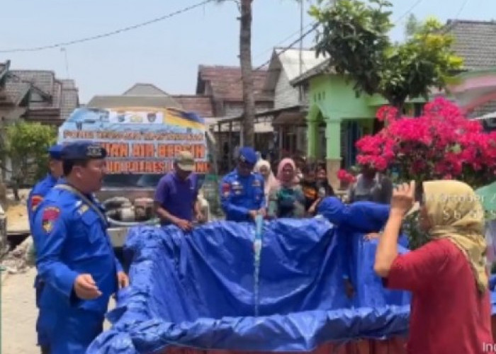 Kemarau Panjang Mencekik, Satpolairud Polres Lamongan Bagikan 70.000 Liter Air untuk Warga