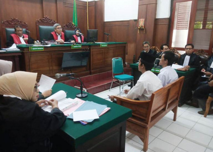 Remehkan Panggilan Sidang, Majelis Hakim Perintahkan JPU Panggil Paksa Kadisdik Jatim Aries Agung Peawai