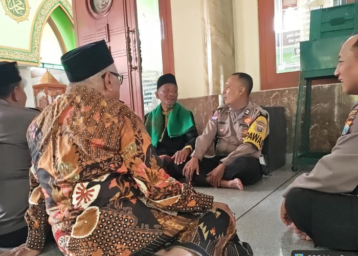 Jumat Keliling, Polsek Wiyung Sosialisasi Kamtibmas dan Layanan Call Center 110 di Masjid Baitul Muslimin