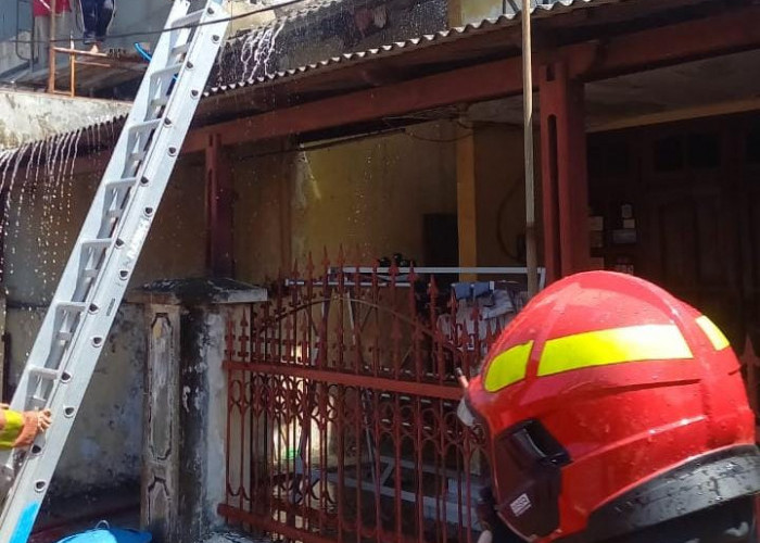 Api Lahap Atap Rumah Warga Bendul Merisi, DPKP Surabaya Gerak Cepat Lakukan Pembasahan