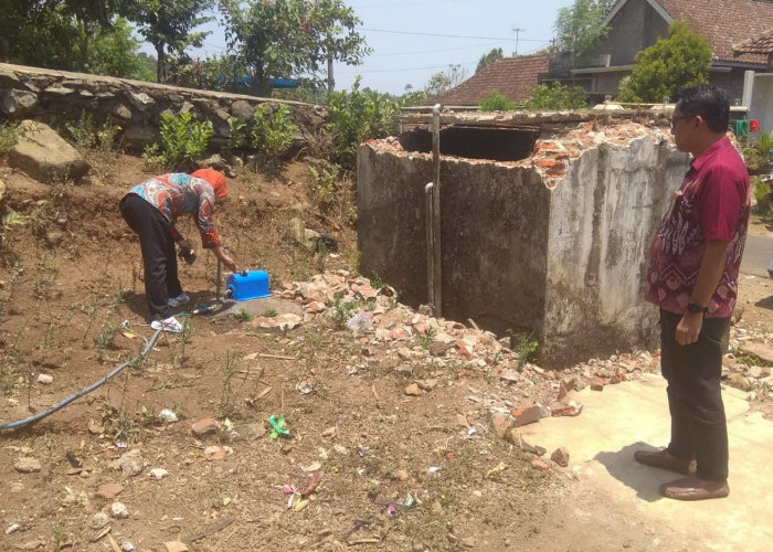 Penuhi Kebutuhan Air Bersih di Musim Kemarau, Dinas Perkim Jombang Pasang Jaringan Distribusi 