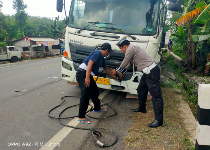 Satlantas Polres Lumajang Sigap Atasi Truk Trailer Mogok