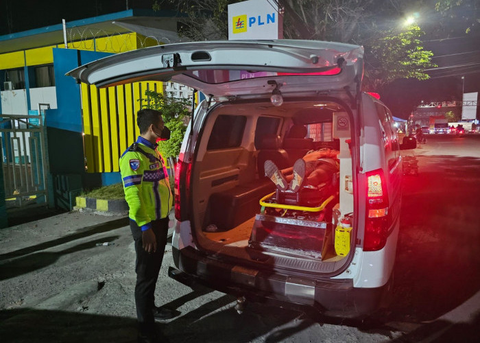 Oleng Lewati Markah, Pengendara Motor Asal Lamongan Tewas Hantam Truk di Kebomas Gresik