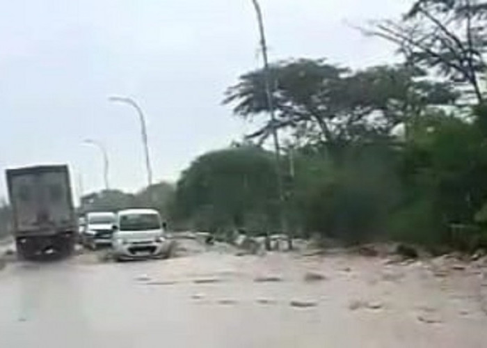 Hujan Deras Rendam Jalur Pantura Situbondo, Lalu Lintas Sempat Lumpuh