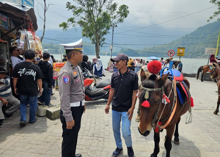 Satlantas Polres Magetan Edukasi Pengunjung Telaga Sarangan pada Ops Zebra Semeru 2025