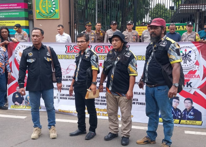 Polsek Gayungan Kawal Unjuk Rasa GMBI Jatim di Kejati