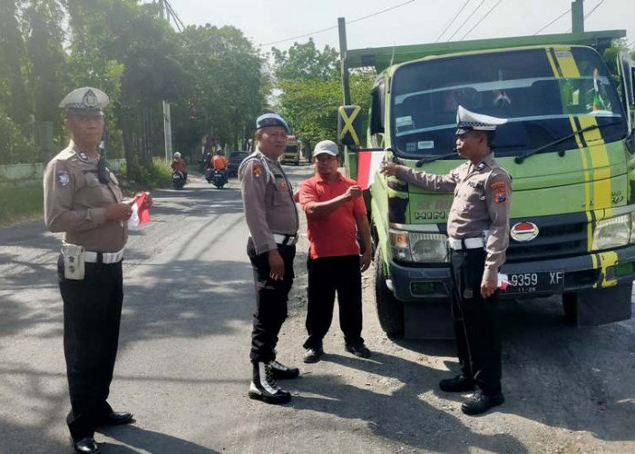 Polsek Lakarsantri Bagikan dan Pasang Bendera Merah Putih Sambut HUT RI Ke-80