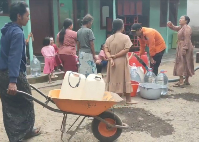 Sumur Mengering, Warga Jember Berjibaku Cari Air Bersih