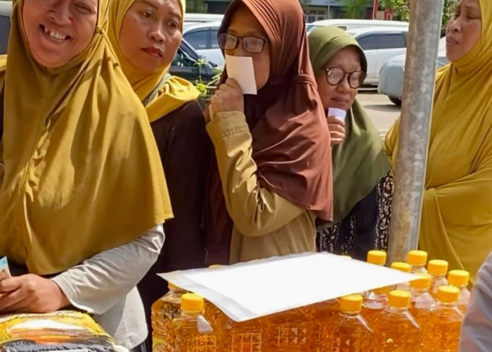 Warga Kenjeran Serbu Pasar Murah di Kantor Kelurahan, Sediakan Stok Bahan Pokok dengan Harga Terjangkau