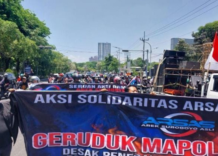 Ratusan Massa ARSAS Demo Mapolda Jatim, Desak Transparansi Kasus Pemalsuan Merek HiQua