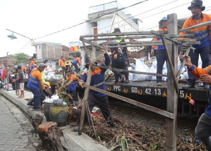 KAI Daop 8 Bersih Lintas Jalur KA Antara Sidotopo-Benteng