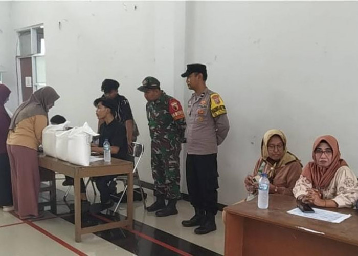 Polsek Lakarsantri Kawal Penyaluran Bantuan Beras, 291 Warga Terima Bantuan Pangan