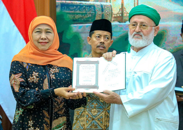 Selamatkan Warisan Ulama, Gubernur Khofifah Luncurkan Magister Kajian Turats di UINSA