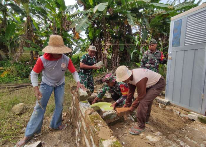 Satgas TMMD Ke-127 Kodim 0827/Sumenep Bersama Warga Bangun MCK di Desa Mandala