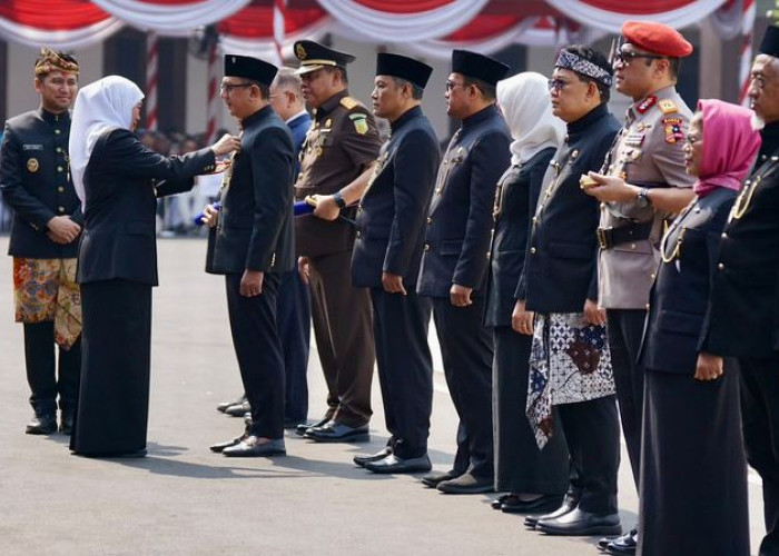 Wakil Ketua DPRD Jatim Deni Wicaksono Terima Lencana Jer Basuki Mawa Beya Kategori Emas