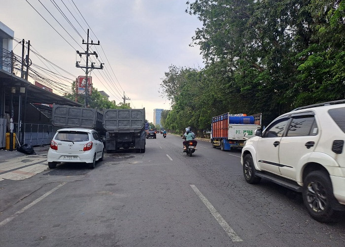 Parkir Liar di Jalan Perak Barat Surabaya Rusak Jalur Pedestrian