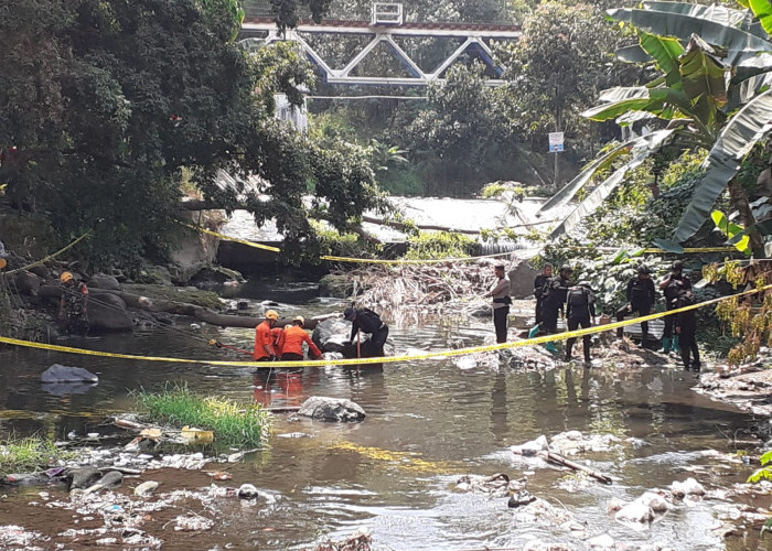 Evakuasi Bom di Dasar Sungai Kalilahar Kota Blitar Terkendala Impitan Batu Besar