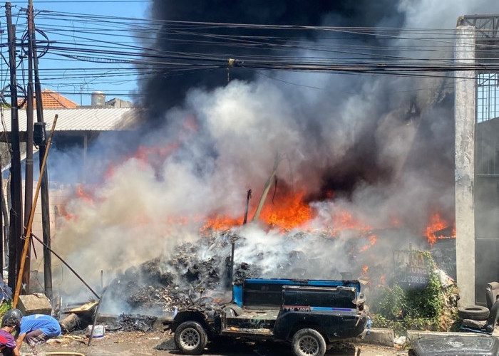 Tepercik Api, Tumpukan Sampah Ludes di Pandugo