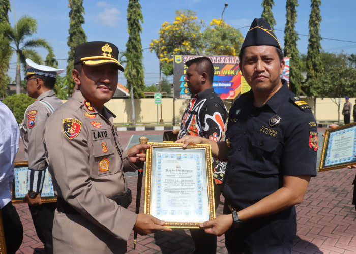 Apel Sinergitas TNI-Polri, Kapolres Probolinggo Beri Penghargaan Anggota, TNI, dan Masyarakat Berprestasi