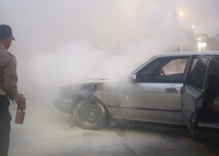 Polres Ngawi Sigap Padamkan Mobil Terbakar di Rest Area 575B saat Mudik