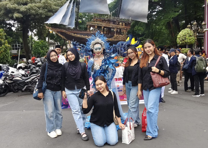 Sulap Sampah Plastik Jadi Gaun Laut Memukau, Mahasiswa Unesa Tampil di Surabaya Fashion Festival 2026