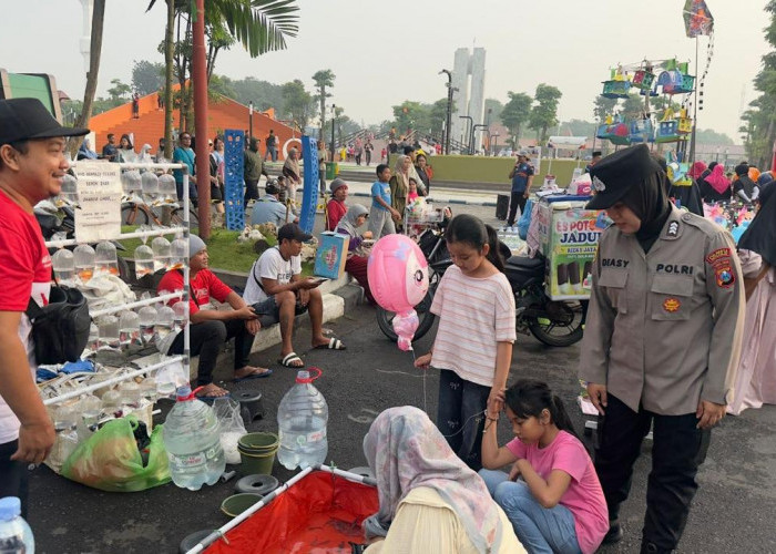 Polwan Polresta Sidoarjo Beri Pelayanan Humanis di Car Free Day Alun-alun