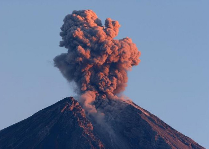 Indonesia Siaga Bencana, Empat Gunung Api Erupsi Bersamaan Minggu Pagi