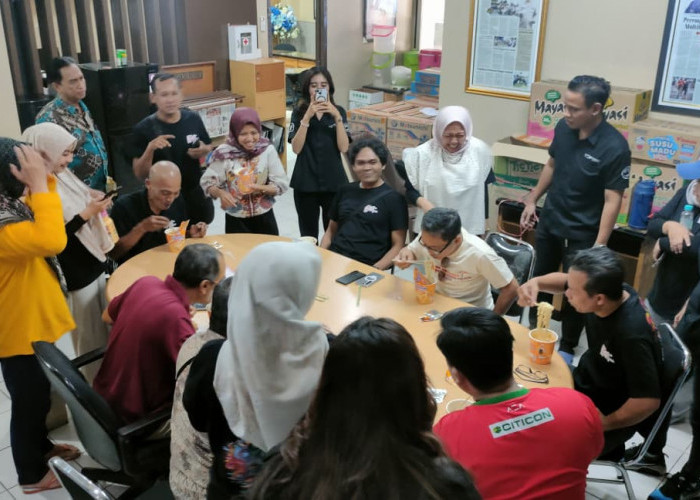 Lomba Makan Mie Pakai Satu Sumpit Antar Karyawan Memorandum Pecah Meriah