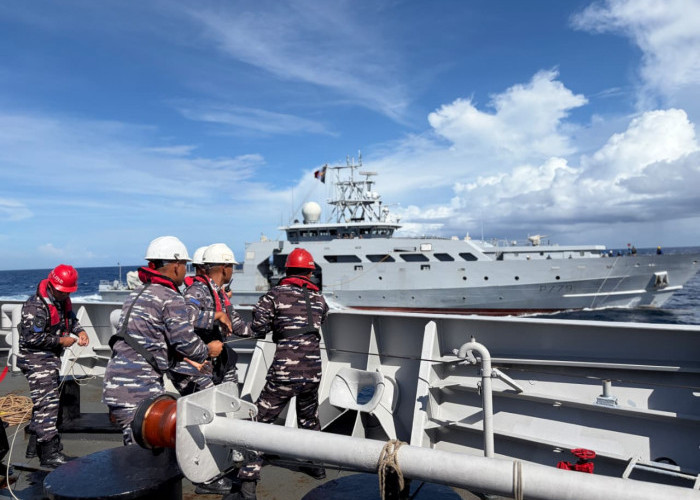 Pererat Hubungan Bilateral, KRI Diponegoro-365 Gelar Latihan Tempur Bersama Kapal Perang Prancis di Laut Sawu