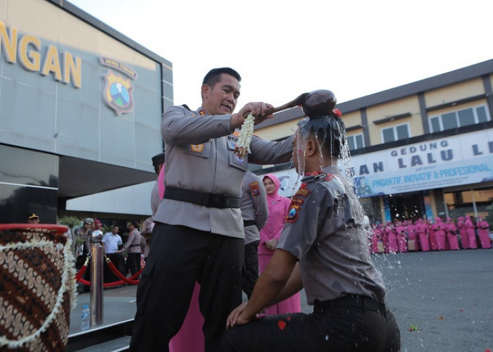Kapolres Lamongan Pimpin Upacara Kenaikan Pangkat 61 Personel