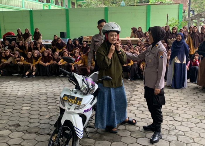 Coaching Clinic dan Road Safety Riding Satlantas Polresta Malang Kota Sasar Para Santri