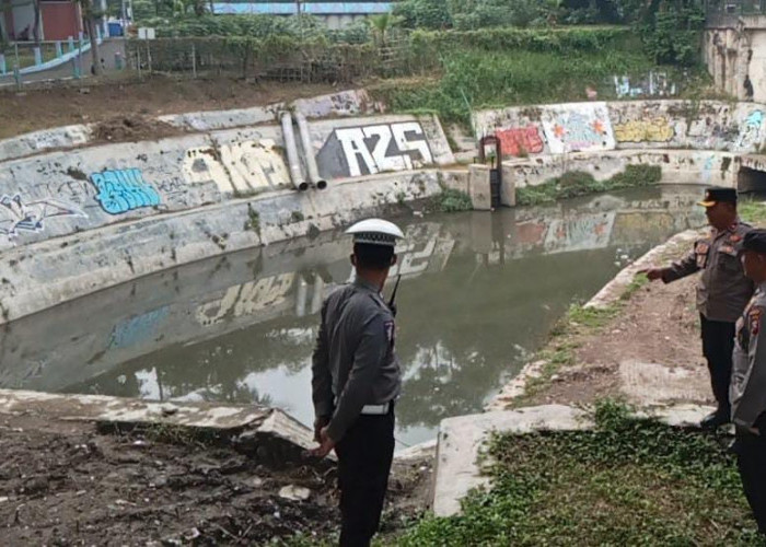 Polsek Sukomanunggal Pantau Pompa Air Satelit